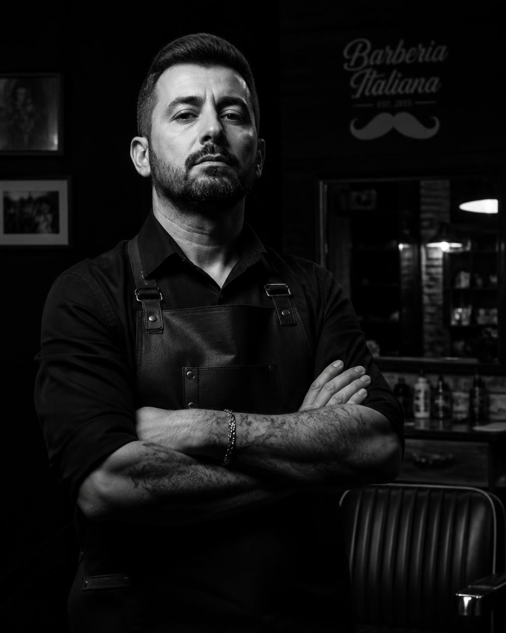 Alessio Maggio, barbiere a Lecce, nel suo negozio